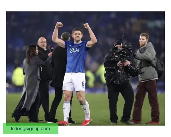 詹姆斯·塔尔科夫斯基带领埃弗顿创造历史深受球迷爱戴 詹姆斯·塔尔科夫斯基带领埃弗顿创造历史深受球迷爱戴