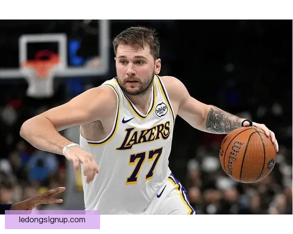 里夫斯谈客场之旅东契奇表现亮眼 布朗尼每天进步不走捷径